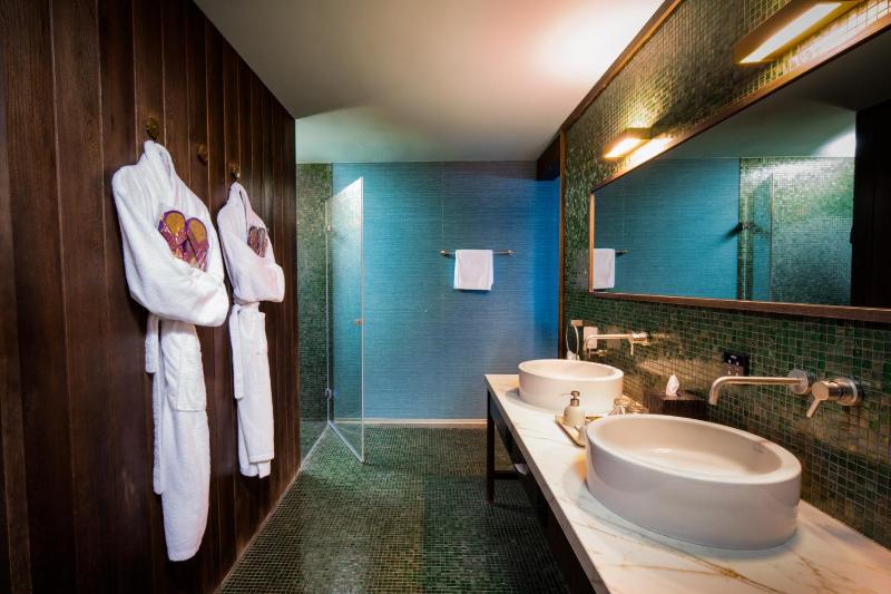 Deluxe Suite with Spa Bath image 2