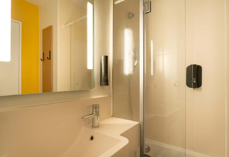 Double Room image 3