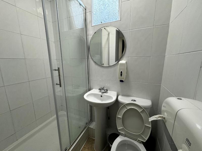 Single Room with Shared Bathroom image 2