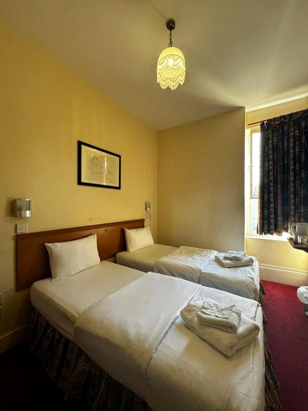 Twin Room with Shared Bathroom image 2