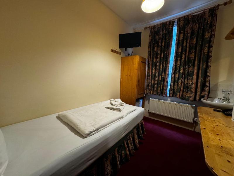 Single Room with Shared Bathroom image 4