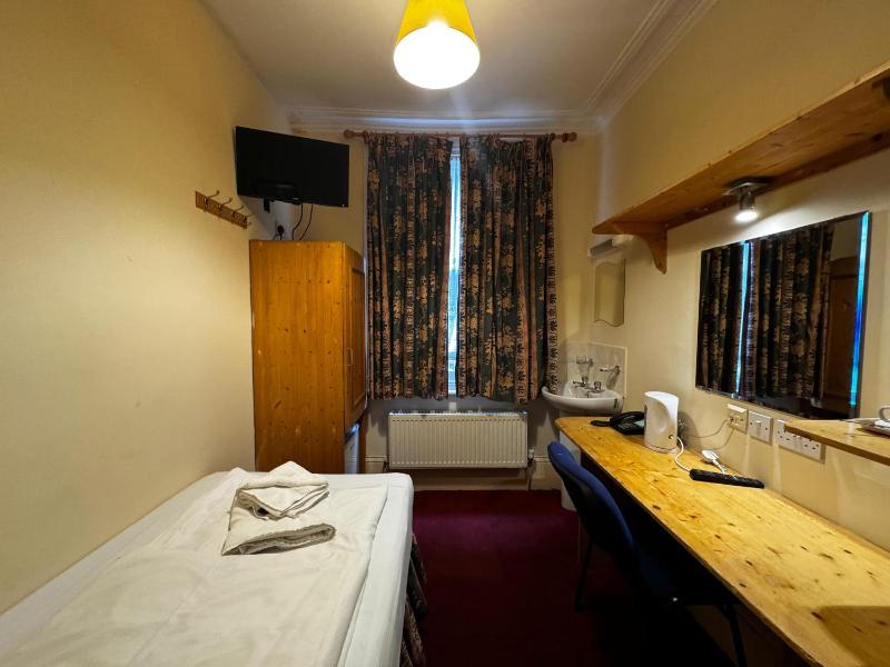 Single Room with Shared Bathroom image 3