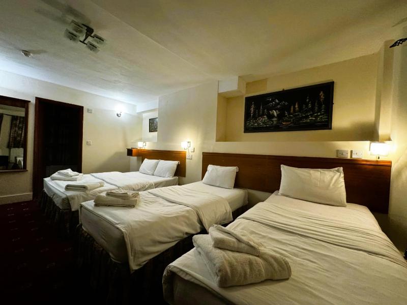Quadruple Room with Private Bathroom image 2