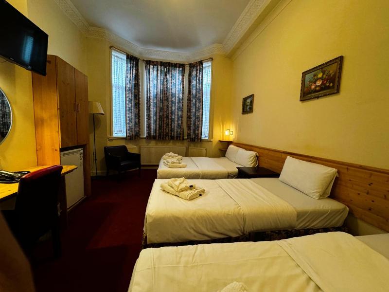 Quadruple Room with Private Bathroom image 3