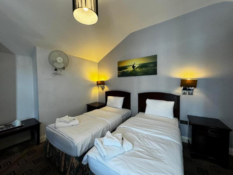 Twin Room en suite image 4