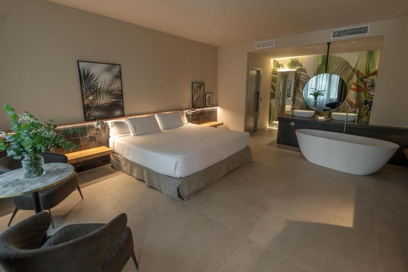 Junior Suite (1 Adult) image 1