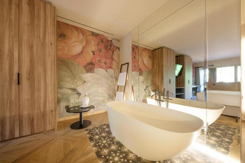 Junior Suite (1 Adult) image 2