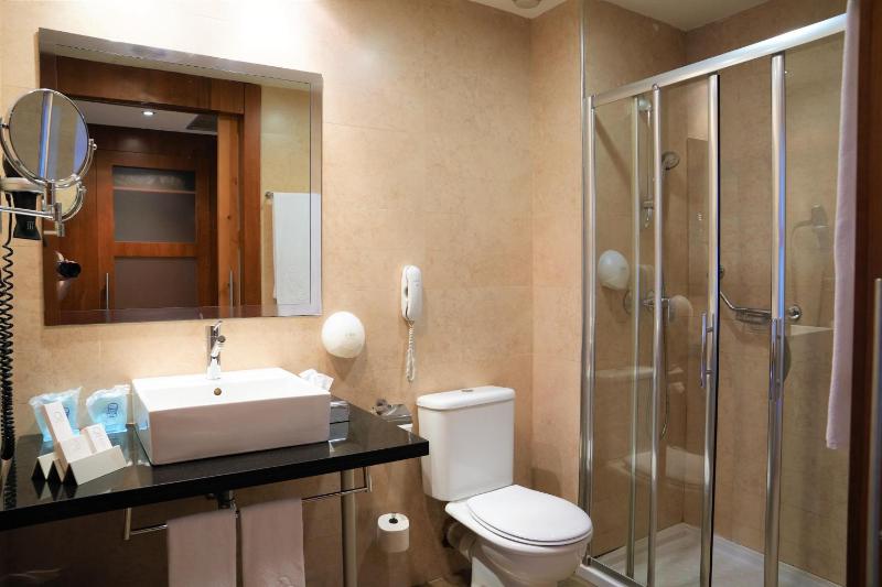 Twin Room with Airport Transfer (2 Adults) image 2