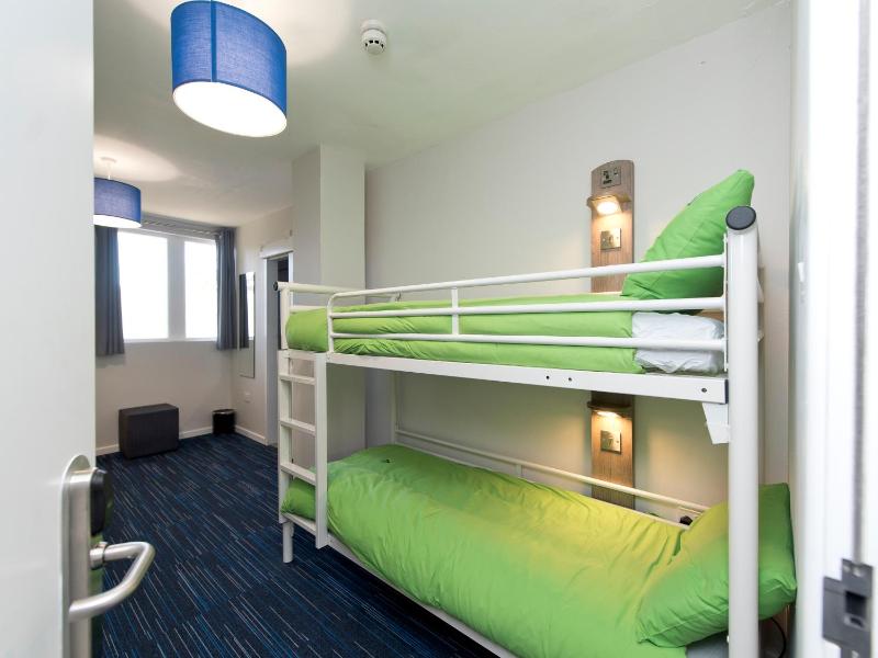 Twin Room image 4
