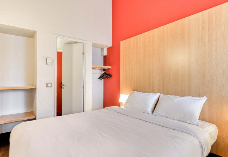 Double Room image 3