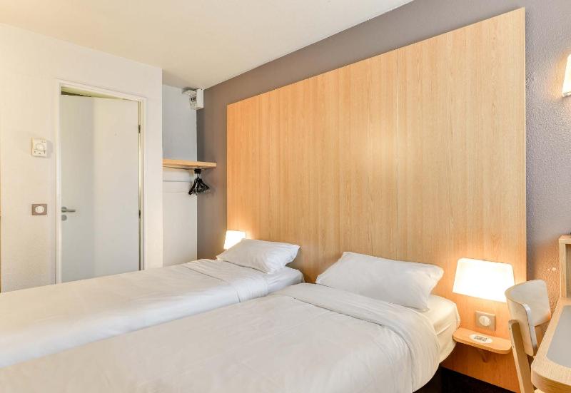 Twin Room image 3