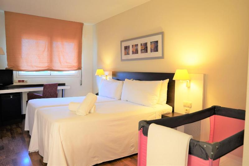 Triple Room (2 Adults) image 3