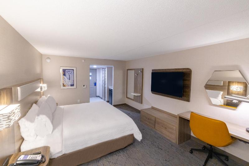 Standard King Room image 4
