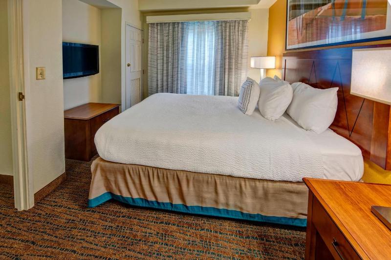 One-Bedroom Queen Suite with Sofa Bed image 4