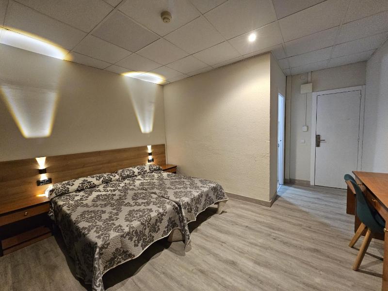 Deluxe Double Room with Bath image 1