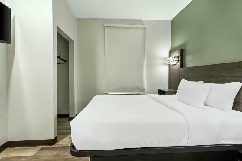 Queen Suite with Three Queen Beds - Non Smoking  image 1