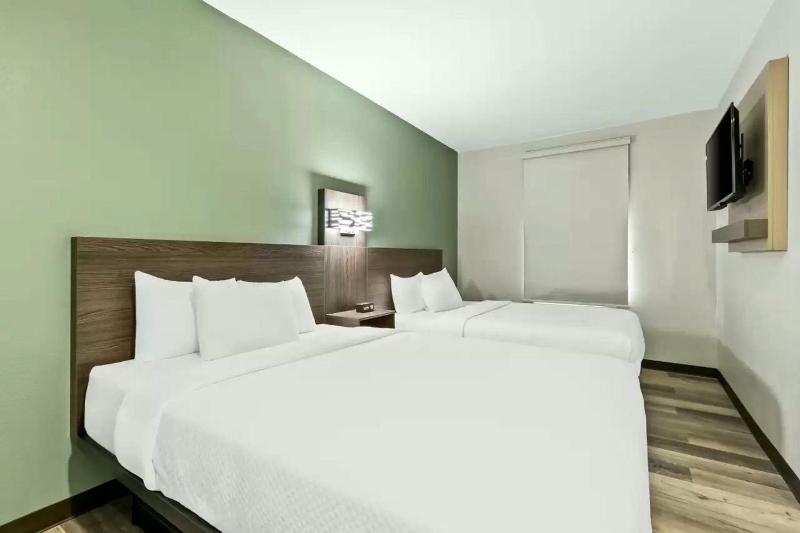 Queen Suite with Three Queen Beds - Non Smoking  image 4