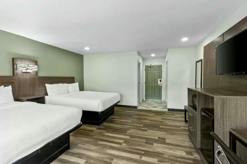 Quadruple Room with Two Queen Beds - Non Smoking image 4