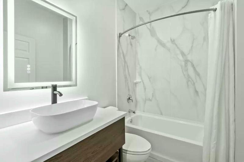 King Room with Roll-In Shower - Disability Access/Non Smoking image 3