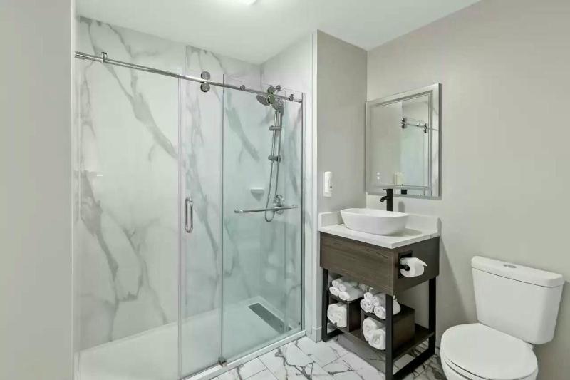 King Room with Roll-In Shower - Disability Access/Non Smoking image 2