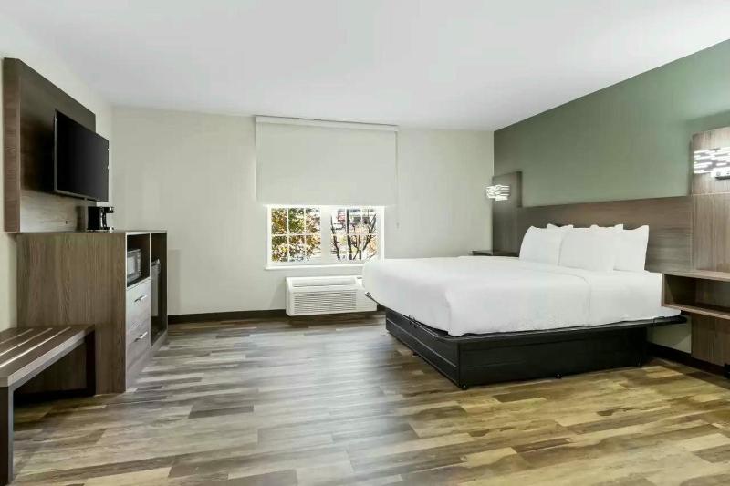 King Room with Roll-In Shower - Disability Access/Non Smoking image 1