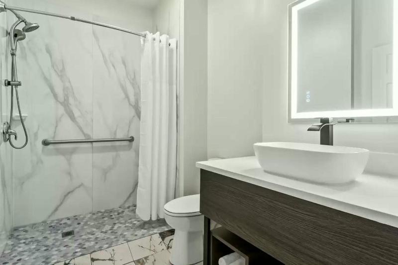 Queen Suite with Three Queen Beds - Non Smoking  image 2