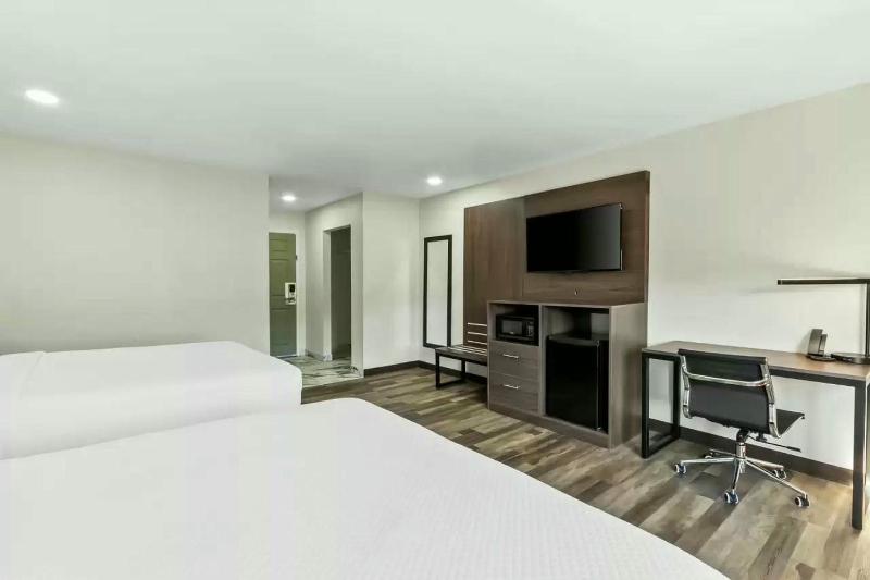 Quadruple Room with Two Queen Beds - Non Smoking image 3