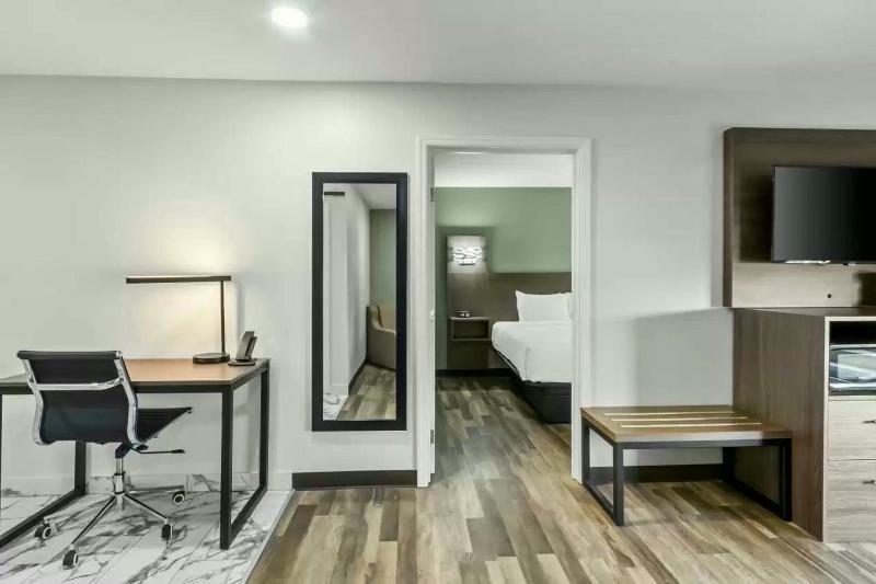 Queen Suite with Three Queen Beds - Non Smoking  image 3
