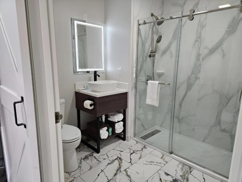 King Room with Roll-In Shower - Disability Access/Non Smoking image 4
