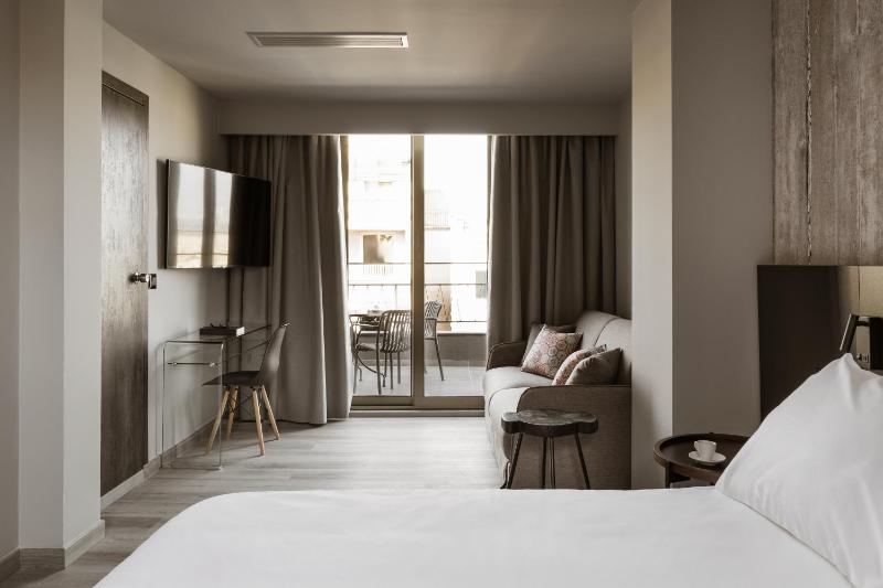 Junior Suite with Balcony image 1