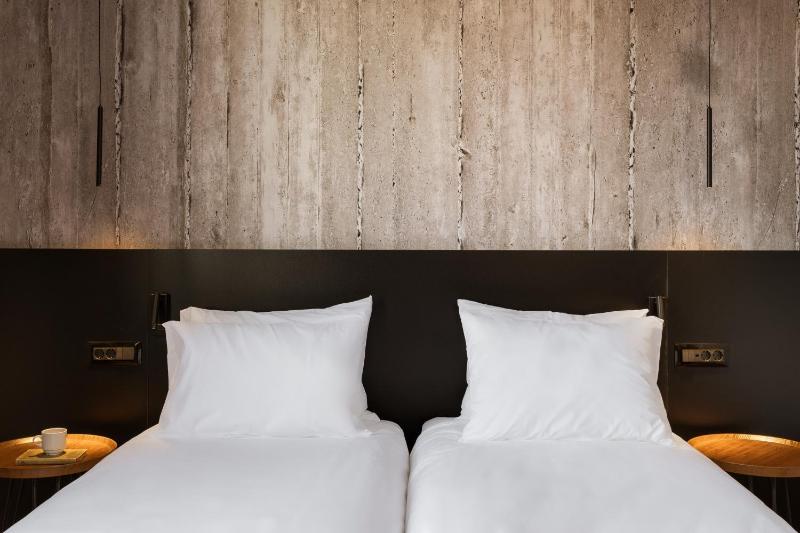 Twin Room with Balcony image 1