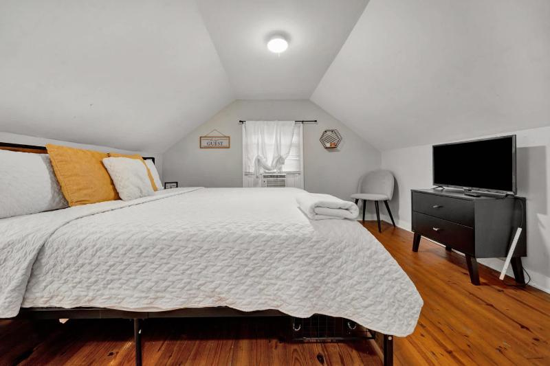 Spacious 4BR Home with Cozy Vibes in Louisville - image 43