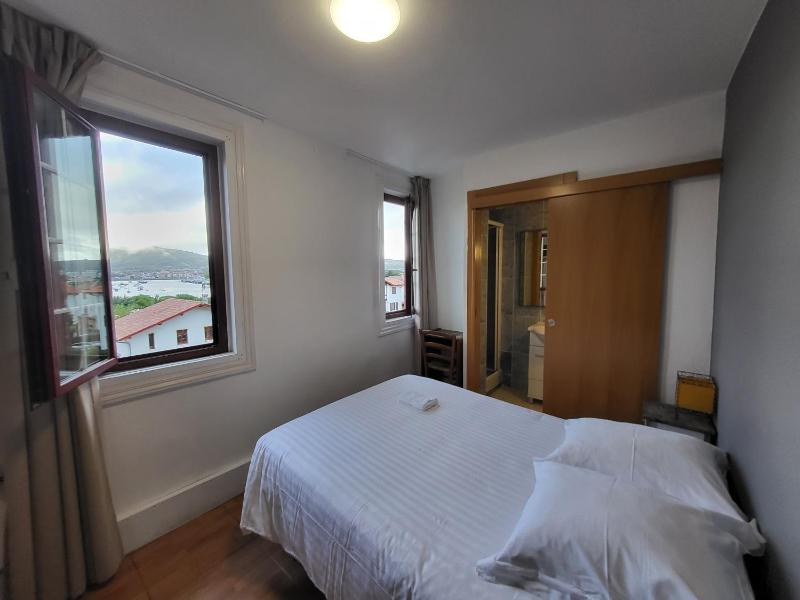 Single Room with Sea View image 3