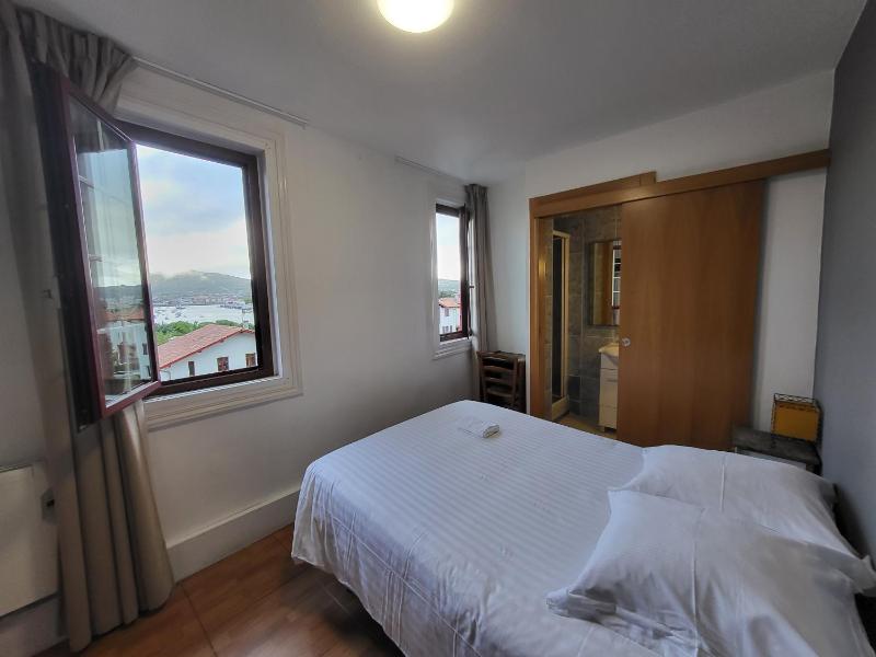 Single Room with Sea View image 4