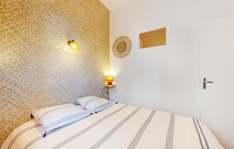 1 Bedroom Cozy Apartment In Royan - image 13