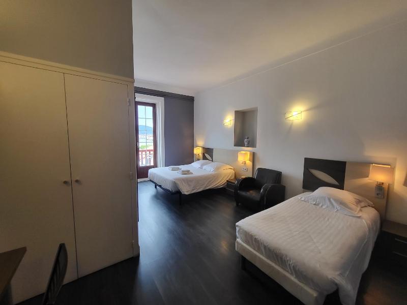 Deluxe Double Room with Sea View image 2
