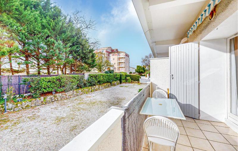 1 Bedroom Cozy Apartment In Royan - image 1