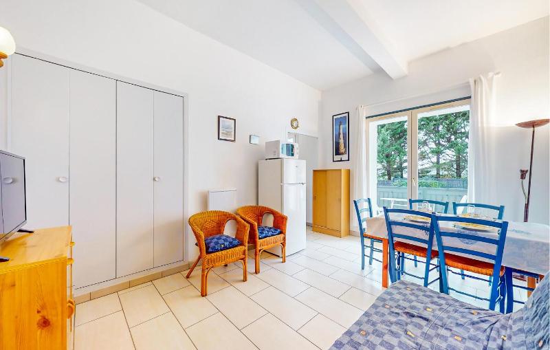 1 Bedroom Cozy Apartment In Royan - image 7
