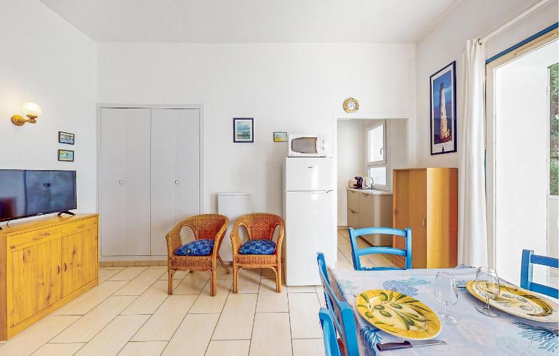 1 Bedroom Cozy Apartment In Royan - image 15