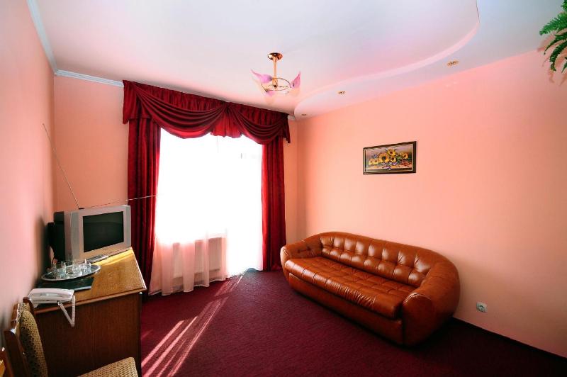 Superior Family Room image 2