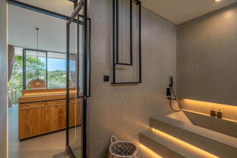 The Luminous Villa - Luxury Lush Cliffside 3BR Villa in Uluwatu - image 11