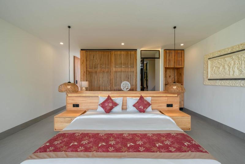 The Luminous Villa - Luxury Lush Cliffside 3BR Villa in Uluwatu - image 2