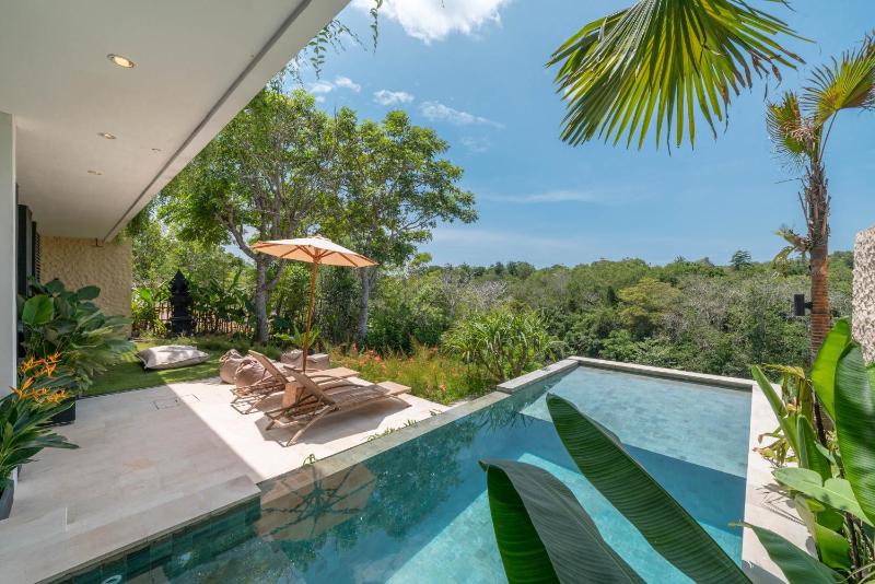 The Luminous Villa - Luxury Lush Cliffside 3BR Villa in Uluwatu - image 16