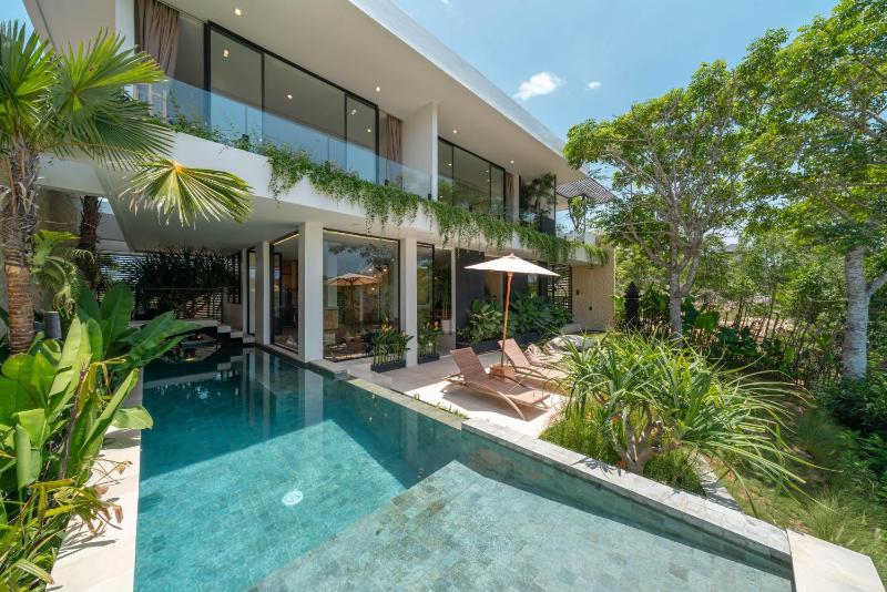 The Luminous Villa - Luxury Lush Cliffside 3BR Villa in Uluwatu - image 1