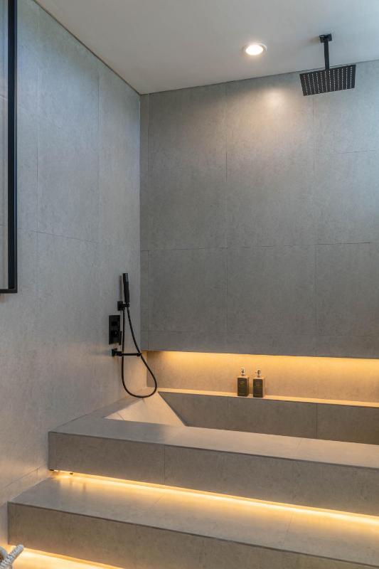 The Luminous Villa - Luxury Lush Cliffside 3BR Villa in Uluwatu - image 10