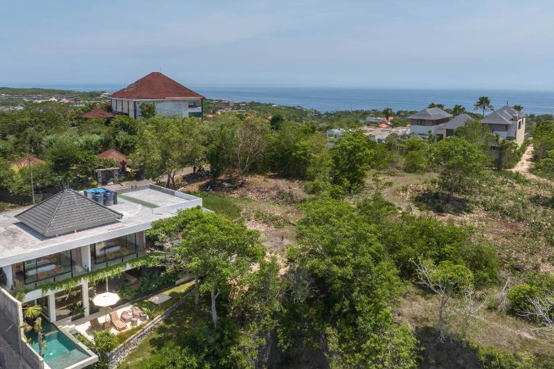 The Luminous Villa - Luxury Lush Cliffside 3BR Villa in Uluwatu - image 7