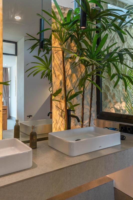 The Luminous Villa - Luxury Lush Cliffside 3BR Villa in Uluwatu - image 6