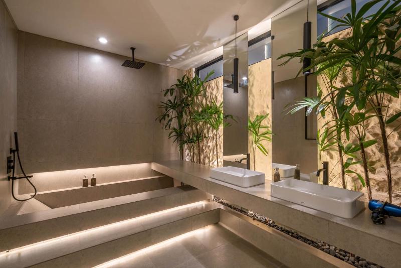 The Luminous Villa - Luxury Lush Cliffside 3BR Villa in Uluwatu - image 5