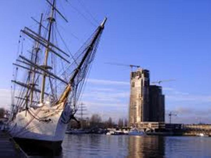 SEA TOWERS Panorama Apartments by Noclegi Renters - image 10