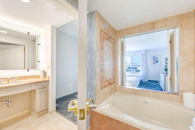 One-Bedroom Suite with Spa Bath image 2